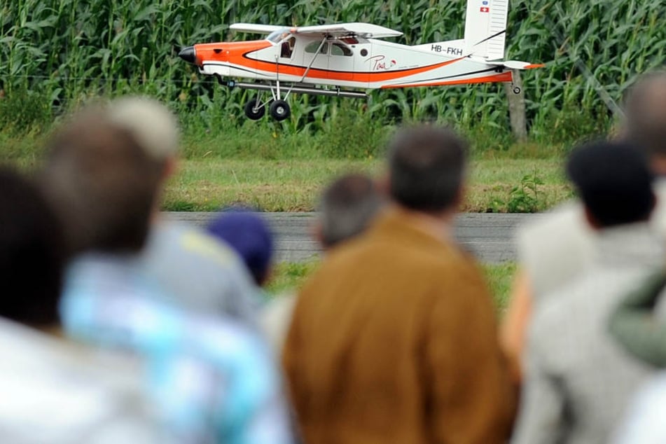 Das Flugzeug wurde stark beschädigt (Symbolbild).