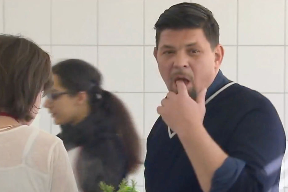 Tim Mälzer in der Schulküche.