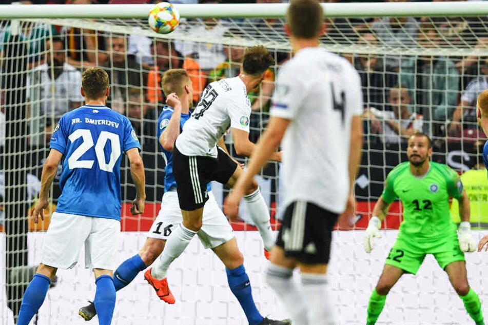 Leon Goretzka (3.v.l.) köpft zum 3:0 für Deutschland ein.