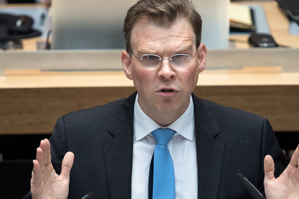 Florian Graf meint, dass der Senat sich besser um die Verbesserung der Bildungspolitik kümmern sollte.