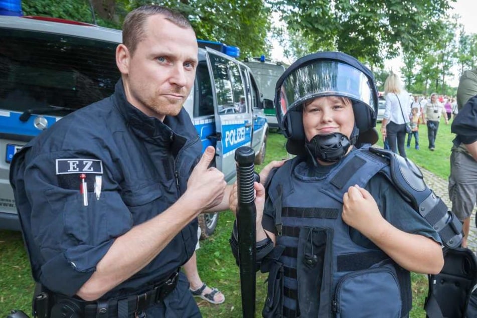 Tim Mak (19, r.) probierte unter Anleitung von Polizeimeister Maik Pahl (32) die Schutzausrüstung an.