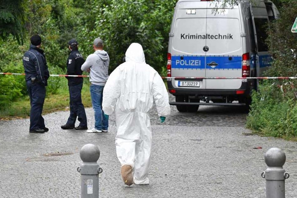 Ermittler an der Stelle, wo die Leiche der 60-Jährigen gefunden wurde.