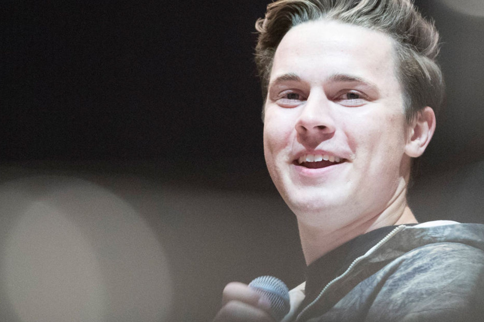 Der 23jährige deutsche DJ und Musikproduzent Felix Jaehn steht vor mehreren tausend Besuchern auf der Bühne des Musikfestivals Sputnik Spring Break.