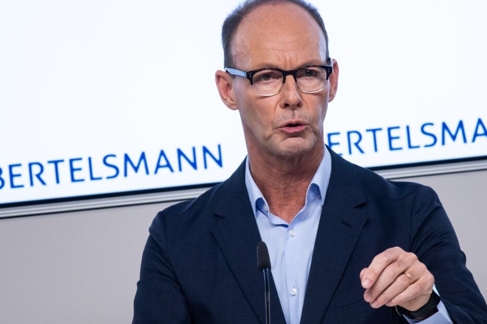 Bertelsmann-Chef Thomas Rabe spricht über einen Rückgang der Aufträge im Tiefdruck.