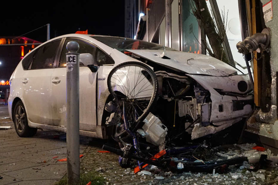 Bei dem Crash wurde mehrere Fahrräder beschädigt.