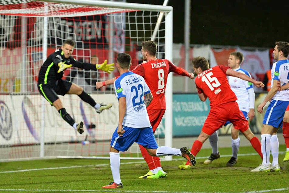 Ronny König (Nr. 15) erzielte aus kurzer Distanz den 2:2-Endstand.