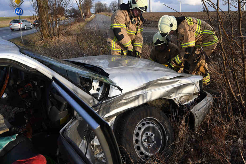Die Feuerwehr musste schwere Geräte am Unfallort auffahren.
