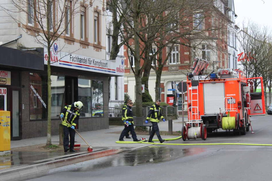 Die Polizei säuberte nach der Bluttat den Gehweg.