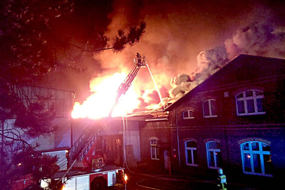 In der Nacht zum 30. März ging die Fabrik in Flammen auf.
