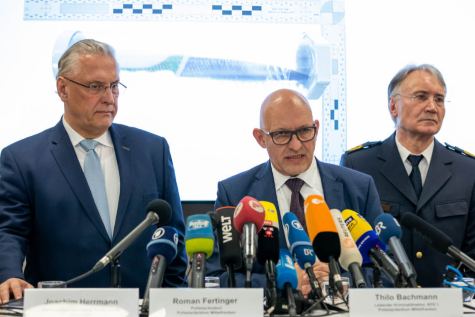 Joachim Herrmann (l) lobte die Arbeit der Polizei.