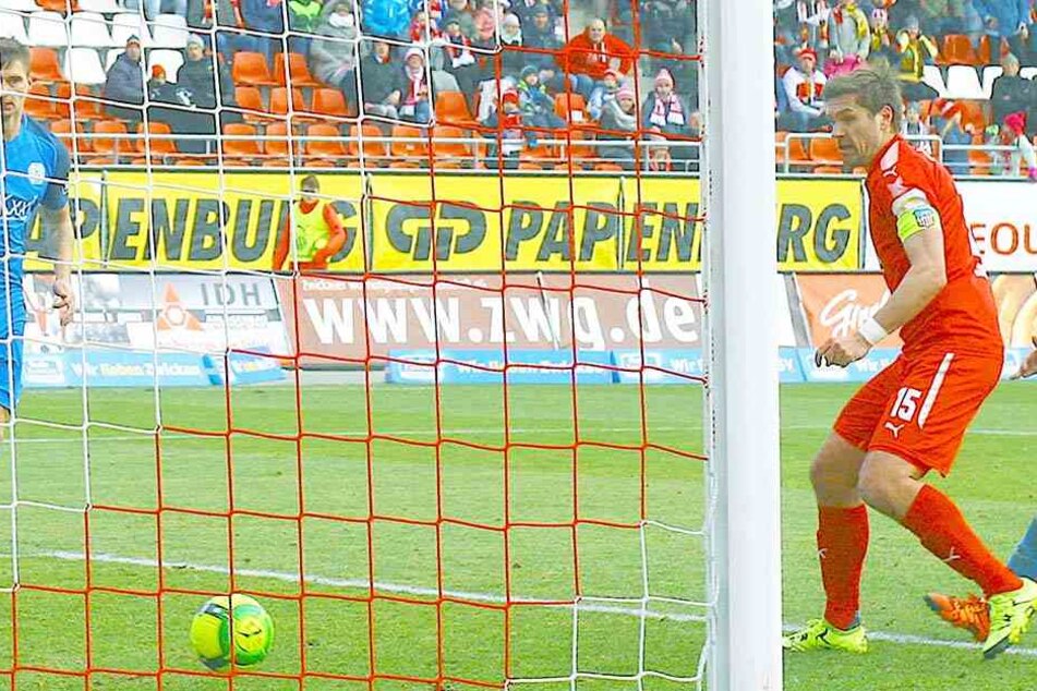 Nach einem ungenauen Pass von Fabian Eisele (nicht im Bild) auf Ronny König (rotes Trikot) ist wieder eine FSV-Chance futsch.
