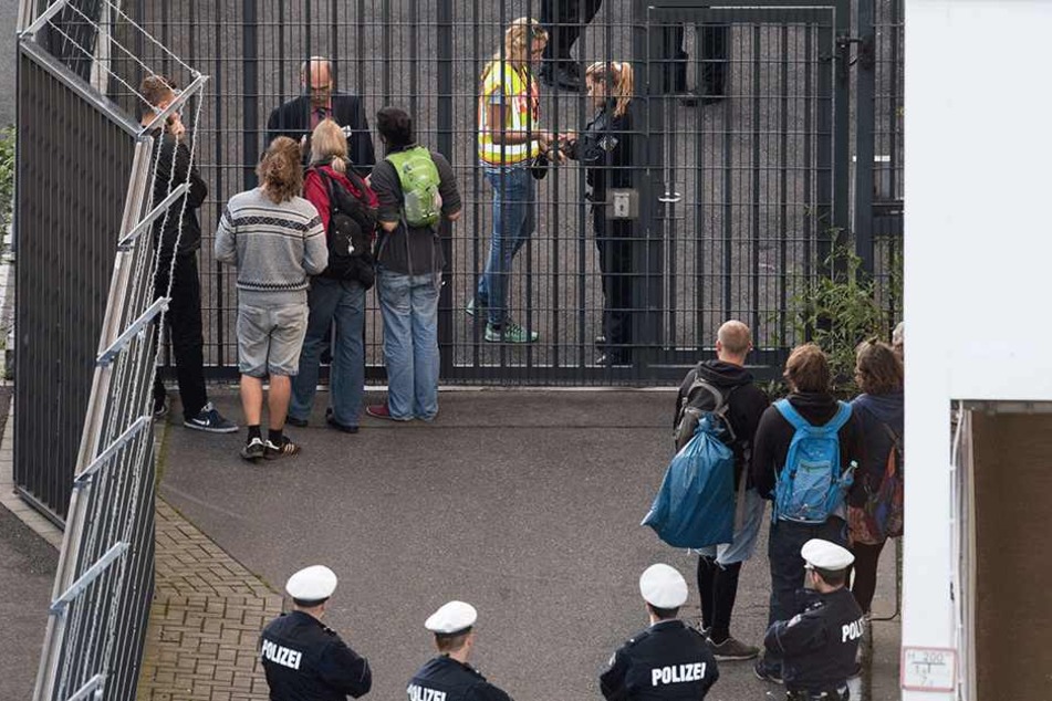 Aktivisten diskutieren mit Polizisten am Eingang zu einem Gate, an dem Flüchtlinge nach Afghanistan Kabul abgeschoben werden sollen.