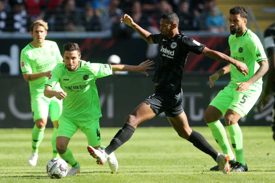Sebastien Haller (r.) ist vor Julian Korb am Leder.