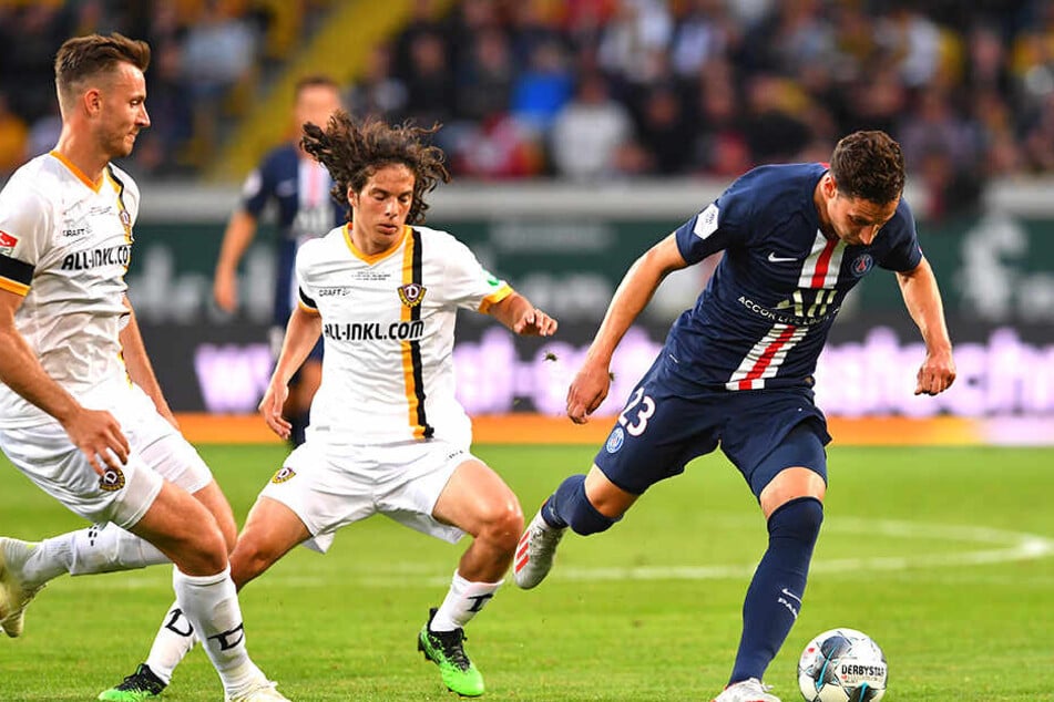 Zweimal Test gegen Paris St. Germain. Dresden verlor 1:6, Nürnberg spielte 1:1. Hier bringt Matthäus Taferner (M.) im Beisein von Florian Ballas Weltmeister Julian Draxler ins Straucheln.
