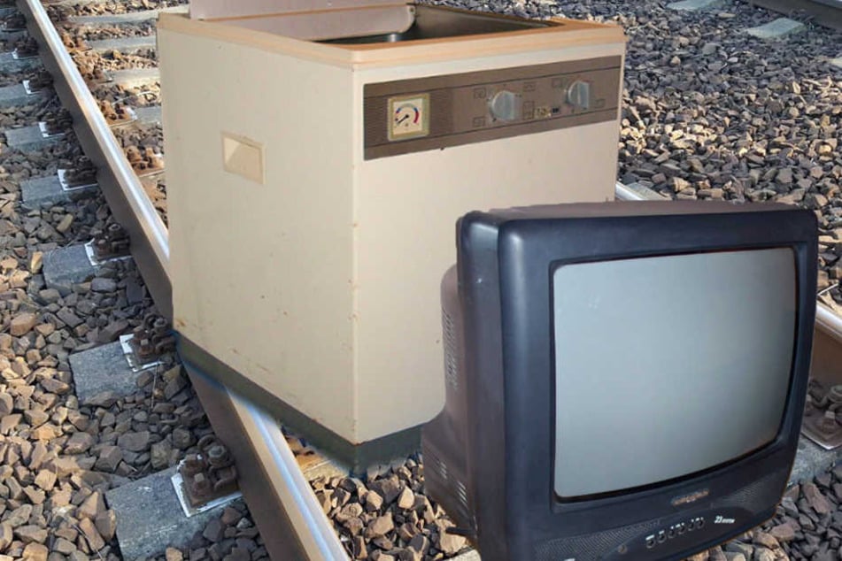 In Sachsen-Anhalt stellten Unbekannte eine Waschmaschine und ein Fernseher in ein Gleisbett (Symbolbild).