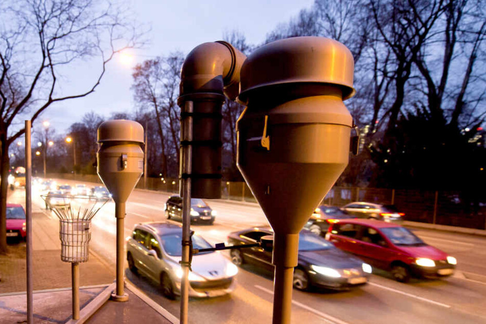 Autos fahren am am Neckartor in Stuttgart an einer Feinstaub-Messstation der Landesanstalt für Umwelt, Messungen und Naturschutz vorbei. (Archivbild)
