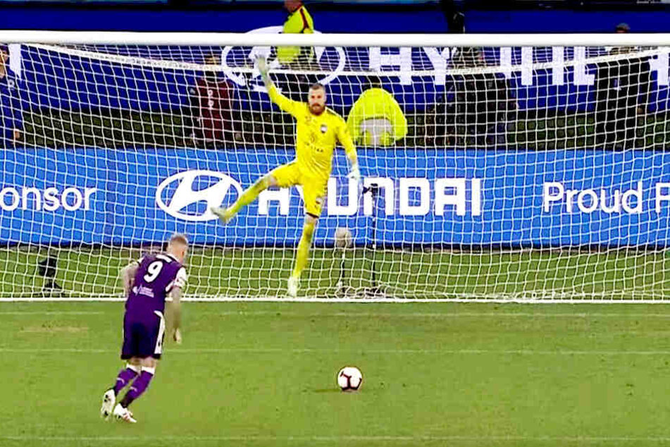 Andrew Redmayne tanzt vor dem Elfmeter gegen Perths Nummer 9,Andy Keogh.