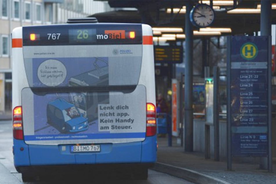 "Lenk dich nicht app. Kein Handy am Steuer", so steht es auf den Bussen.
