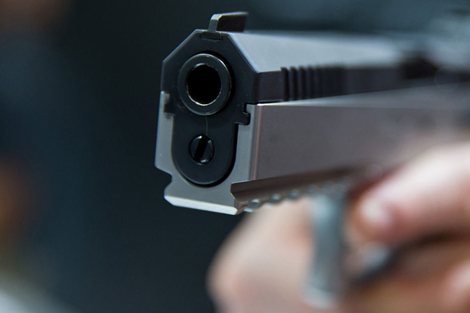 Plötzlich zückte der Mann eine Waffe. (Symbolbild)