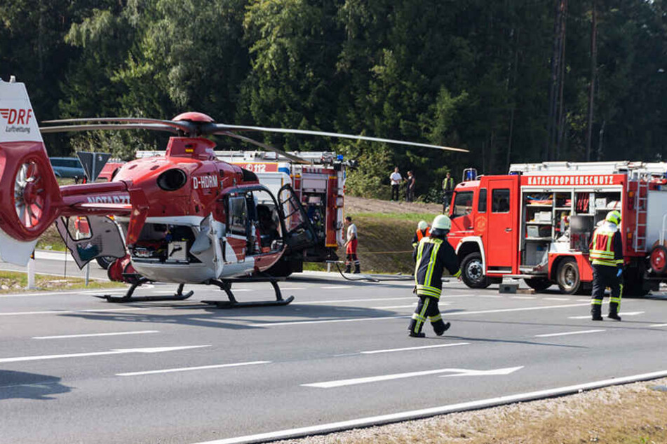 Ein Rettungshubschrauber musste die Verletzten ins Krankenhaus bringen.