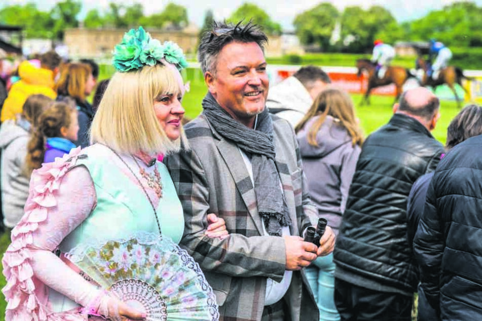 Putzten sich für den Aufgalopp prächtig heraus: Die Leipziger Pferderenn-Liebhaberin Katharina Dietrich (61) und der Dresdner Promi-Figaro Holger Knievel (52).