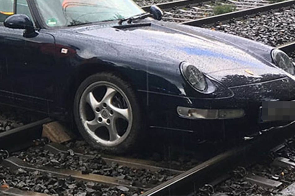 Ein Auto landet beim Zusammenprall auf dem Gleis. (Symbolbild)