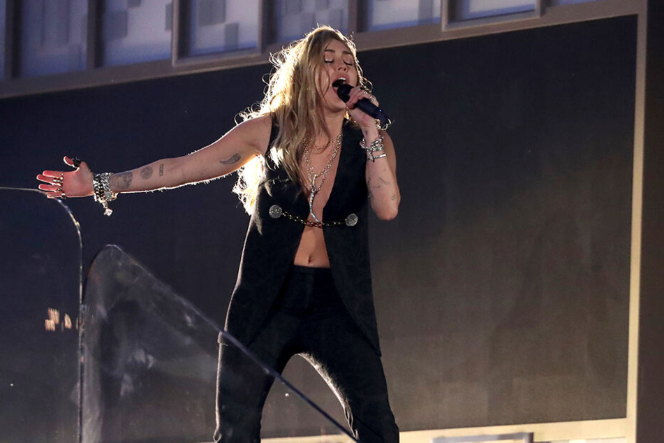 Miley Cyrus trat bei den Grammys mit dem Song "In My Blood" auf.