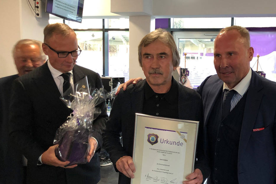 Helge Leonhardt (r.) überreicht Gerd Schädlich (M.) die Urkunde als Ehrenmitglied des Vereins.