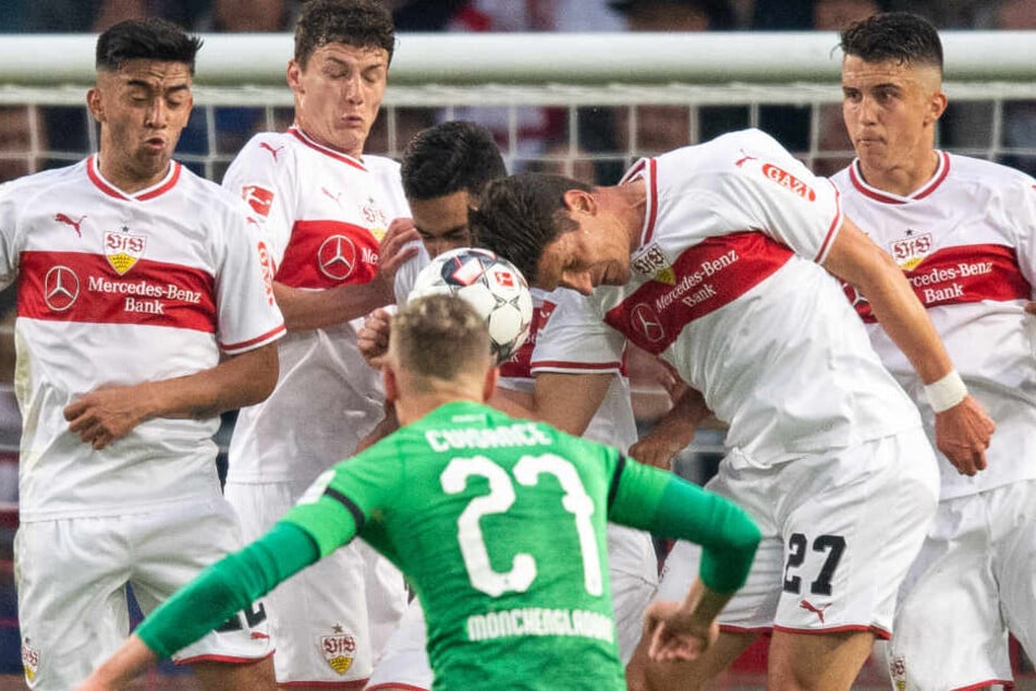 Die VfB-Mauer blockt mit aller Macht den Freistoß des Gladbachers Mickael Cuisance: (l-r) Nicolás González, Benjamin Pavard, Ozan Kabak, Mario Gomez und Marc Oliver Kempf.