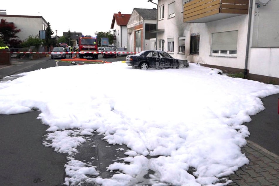 Der Bereich rund um das Auto musste aufgrund der Explosionsgefahr abgesperrt werden.