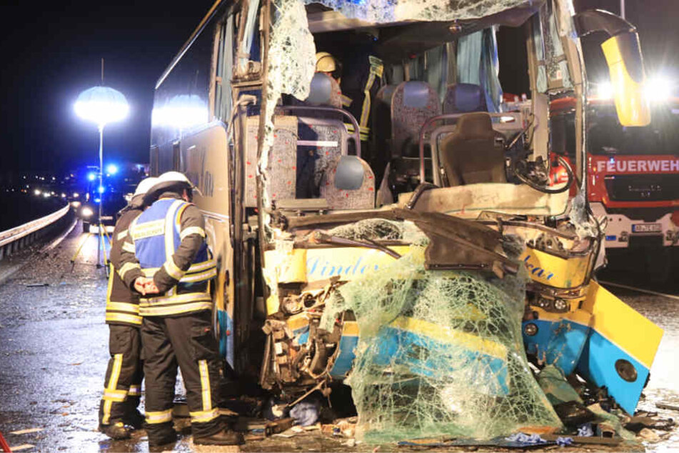 Der Bus fuhr frontal auf den Sattelschlepper auf.