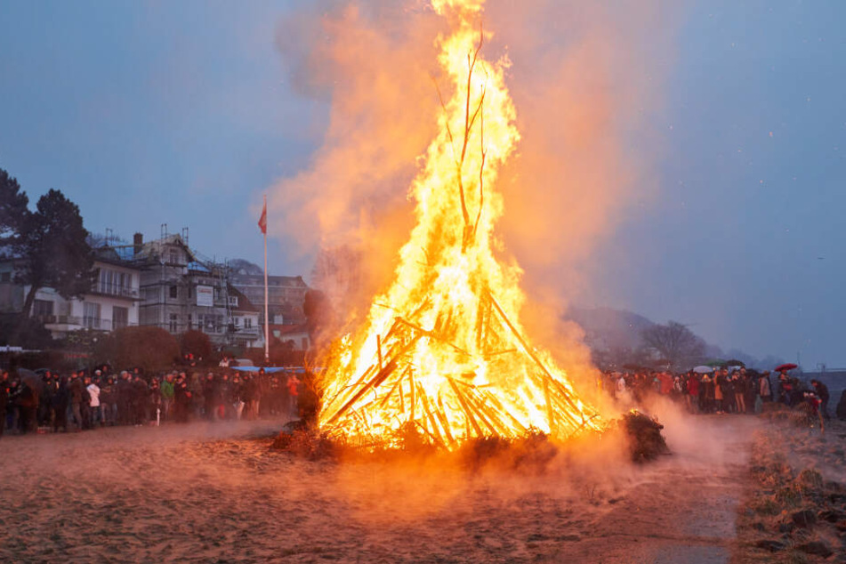 Ein Osterfeuer brennt am Elbstrand in Blankenese. (Archivbild)