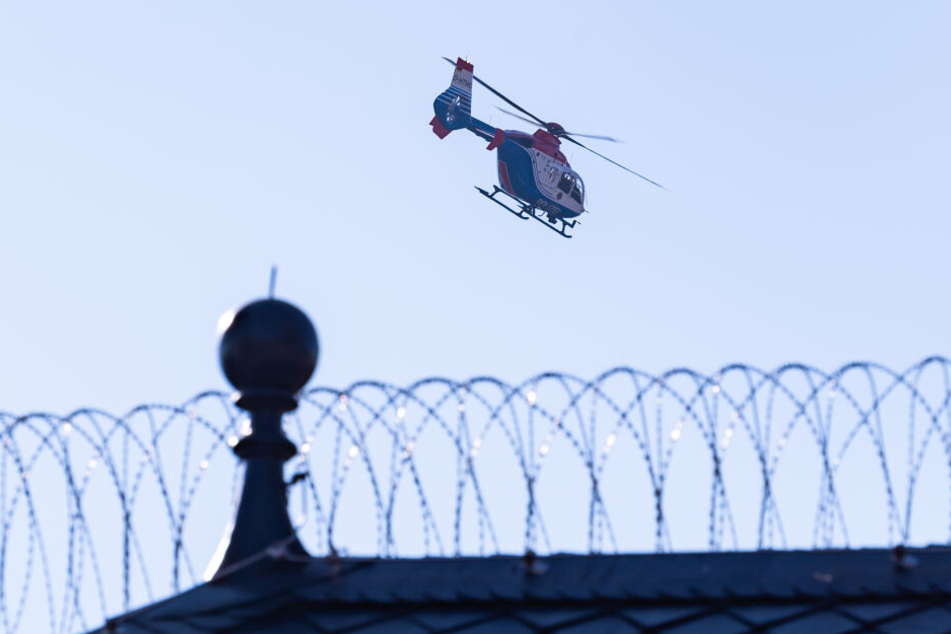 Ein Polizeihubschrauber verlässt die Haftanstalt "Santa Fu" Fuhlsbüttel mit dem Terror-Helfer Mounir El Motassadeq an Bord.