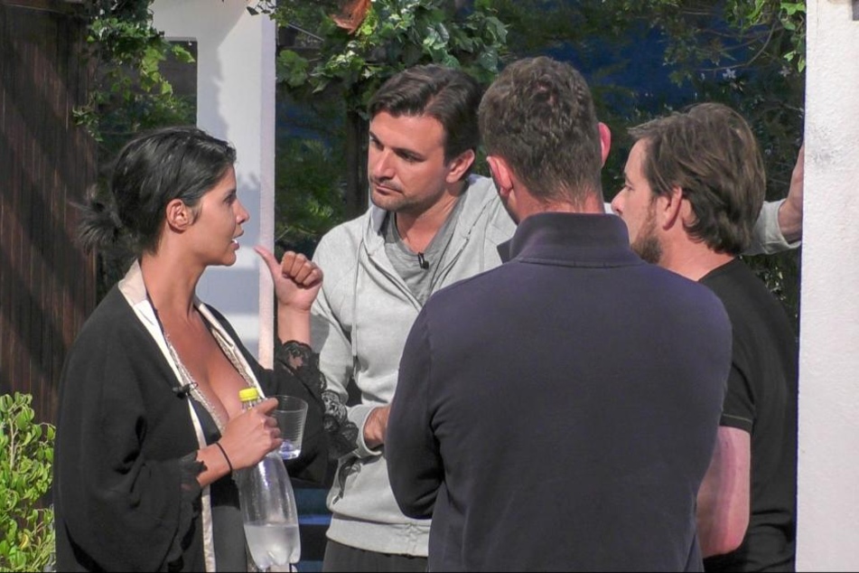 Die Stimmung im "Sommerhaus der Stars" heizt sich immer weiter auf.