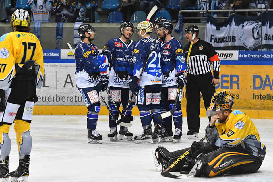 Die Eislöwen jubeln, der Tigers-Keeper sitzt entnervt auf dem Eis. So darf es am Sonntag gern wieder laufen.