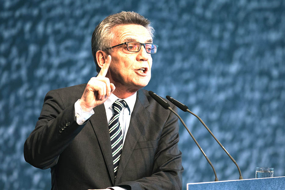 Innenminister Thomas de Maizière (63, CDU): "Wir müssen auch mal zwischen CDU und CSU zu Potte kommen."
