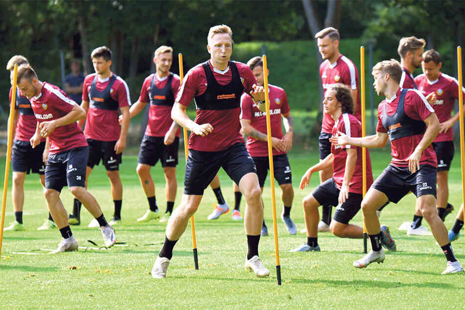 Mittendrin statt nur dabei - Marco Hartmann (M.) ist endlich wieder bei der Mannschaft.