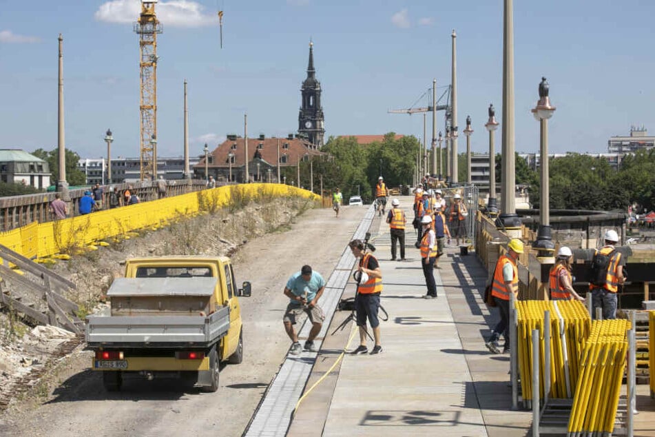 Der Fußweg auf der Oberstromseite der Augustusbrücke ist fertig, ein Stück provisorischer Asphalt wird noch ergänzt.