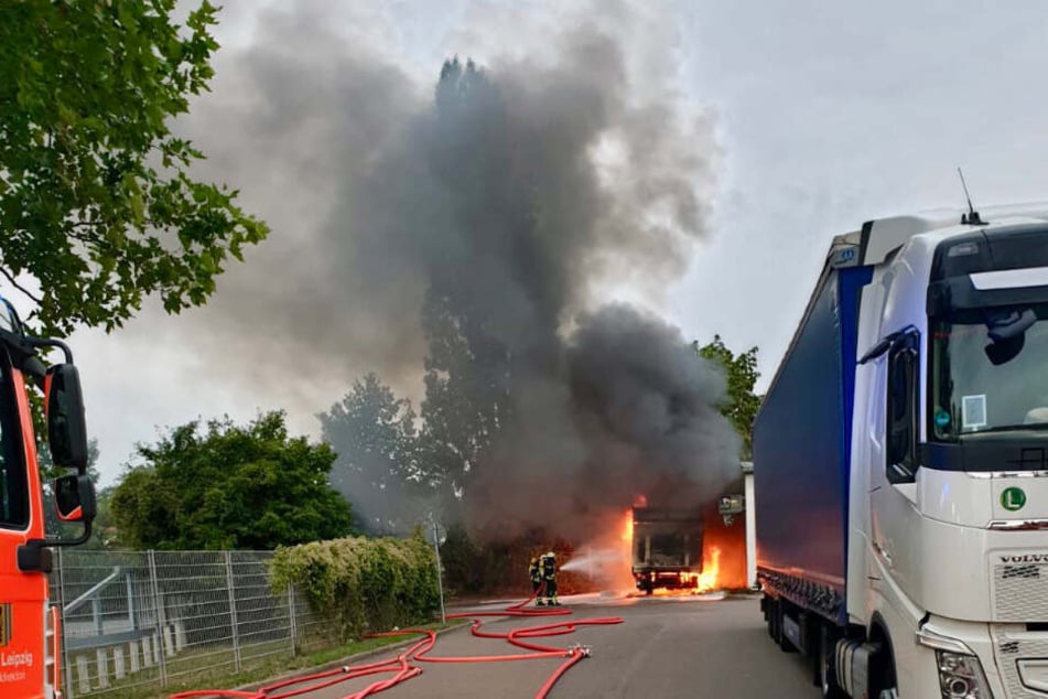 Das Fahrzeug brannte komplett aus und verursachte eine große, schwarze Rauchwolke.