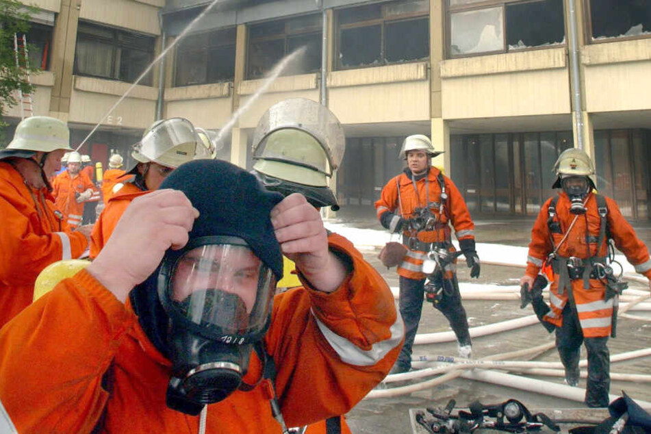 Feuerwehrleute mit Atemmasken (Symbolbild).