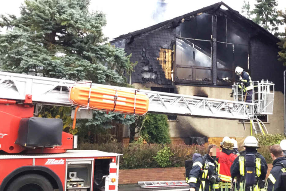 Das Haus brannte komplett aus, die Feuerwehr war mit 80 Einsatzkräften vor Ort.