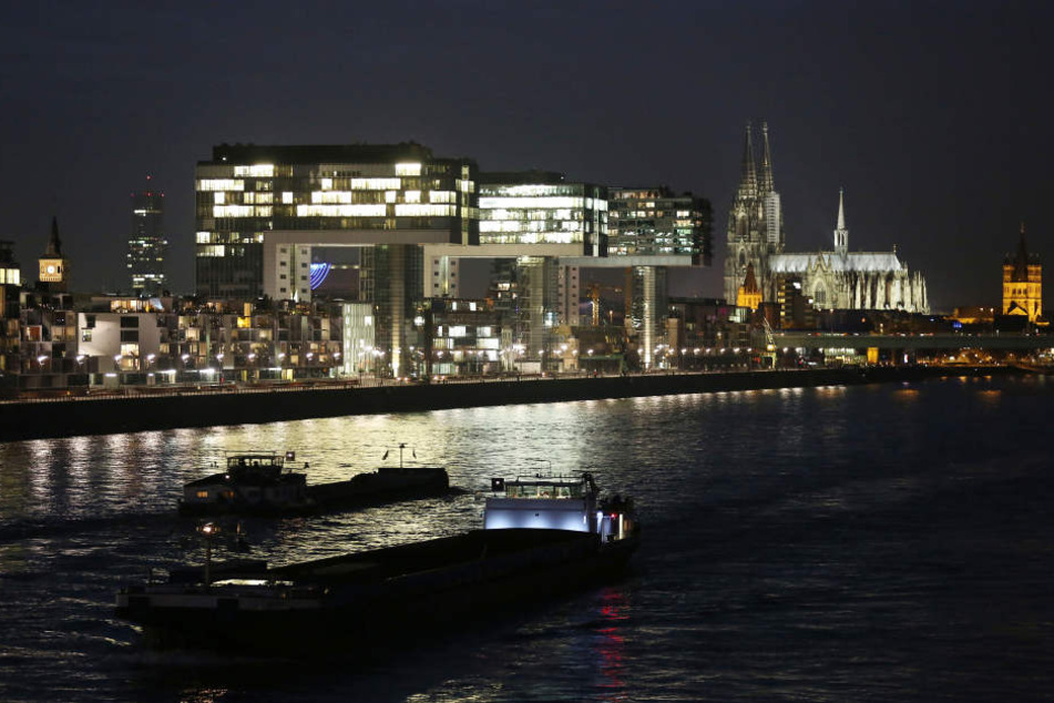 Die Polizei warnt vor den Gefahren der Strömung im Rhein. (Symbolbild)