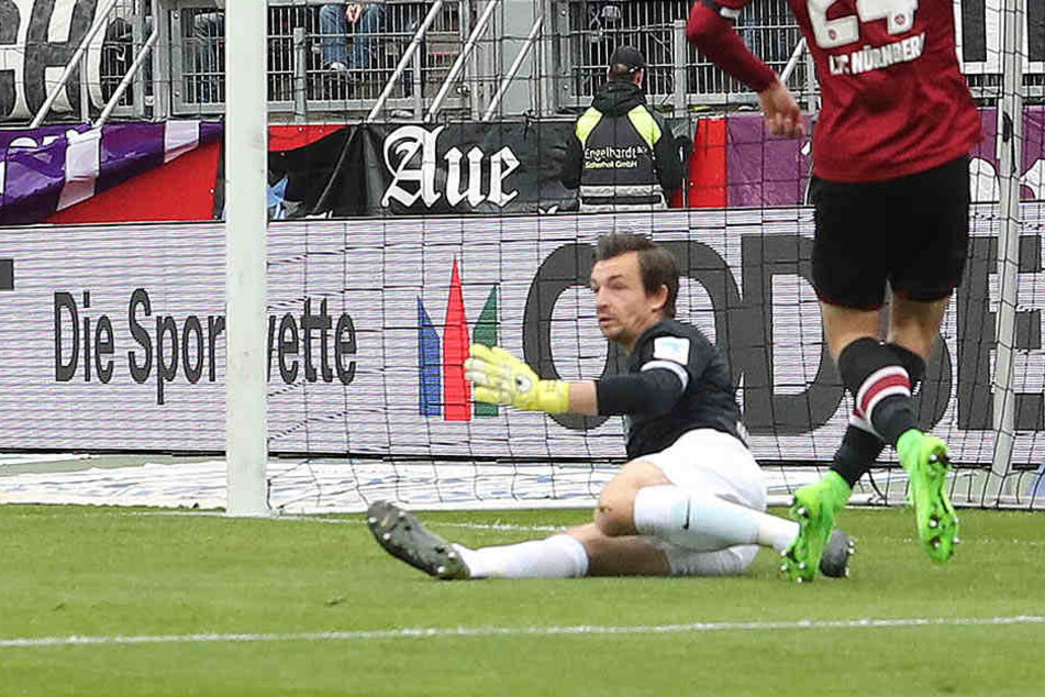 Ostern 2017: Der FC Erzgebirge Aue verliert beim 1. FC Nürnberg. Zweimal muss "Veilchen"-Keeper Martin Männel (am Boden) hinter sich greifen, hier aber verhindert er gegen Tim Matavz einen dritten Gegenteffer.