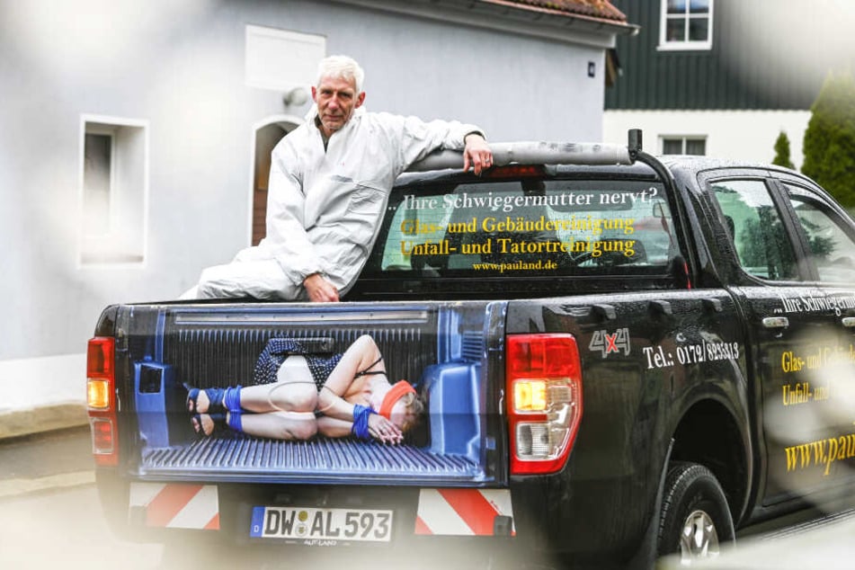 Geht das zu weit? Tatortreiniger Thomas Pauland (53) hat wegen seiner Werbung am Wagen jetzt Ärger mit dem Werberat.
