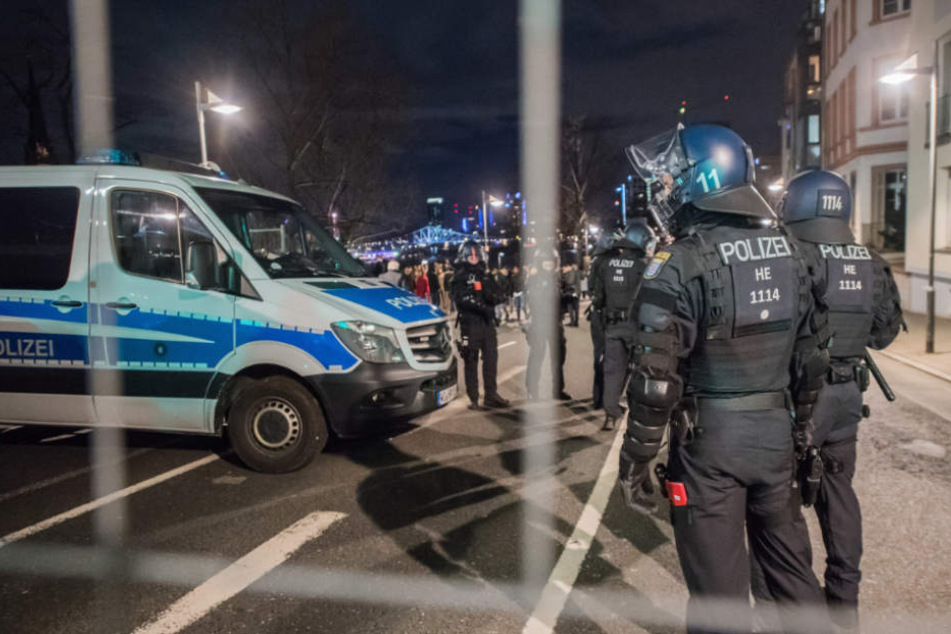 Zahlreiche Attacken auf Polizisten und Rettungskräfte nimmt Beuth als Anlass für höhere Strafen (Symbolfoto).
