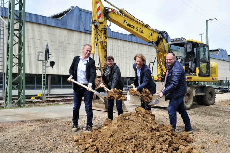 Spatenstich für den Fußgängertunnel: Bert Oppermann (47, Chef Krause & Co), Ute Stuhr (56, Leiterin Bahnhofsmanagement), Baubürgermeister Michael Stötzer (46, Grüne) und Andreas Richter (49, Chef IB Schulze & Rank) griffen zur Schaufel.