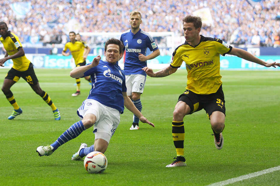 Wechselt Erik Durm (r.) bald die Seiten? 2016 noch im Trikot von Borussia Dortmund, könnte er in der kommenden Saison nun beim FC Schalke 04 spielen.