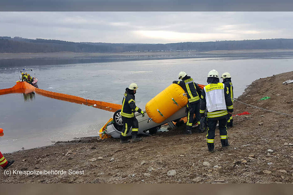 Das Auto wurde von Tauchern entdeckt und mittels Luftkissen aus dem See gefischt. (Bild: Kreispolizeibehörde Soest)