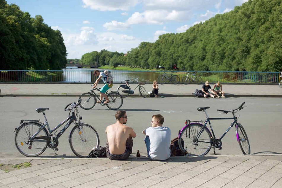 Die Sachsenbrücke ist ein beliebter Treffpunkt der Leipziger Jugend. Hier wollten zwei Frauen (29 und 30) ein Zeichen zum Weltfrauentag setzen.