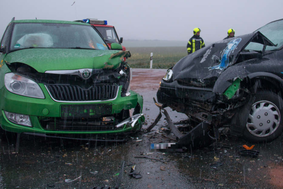 Frontal krachte der Corsa in den Skoda.